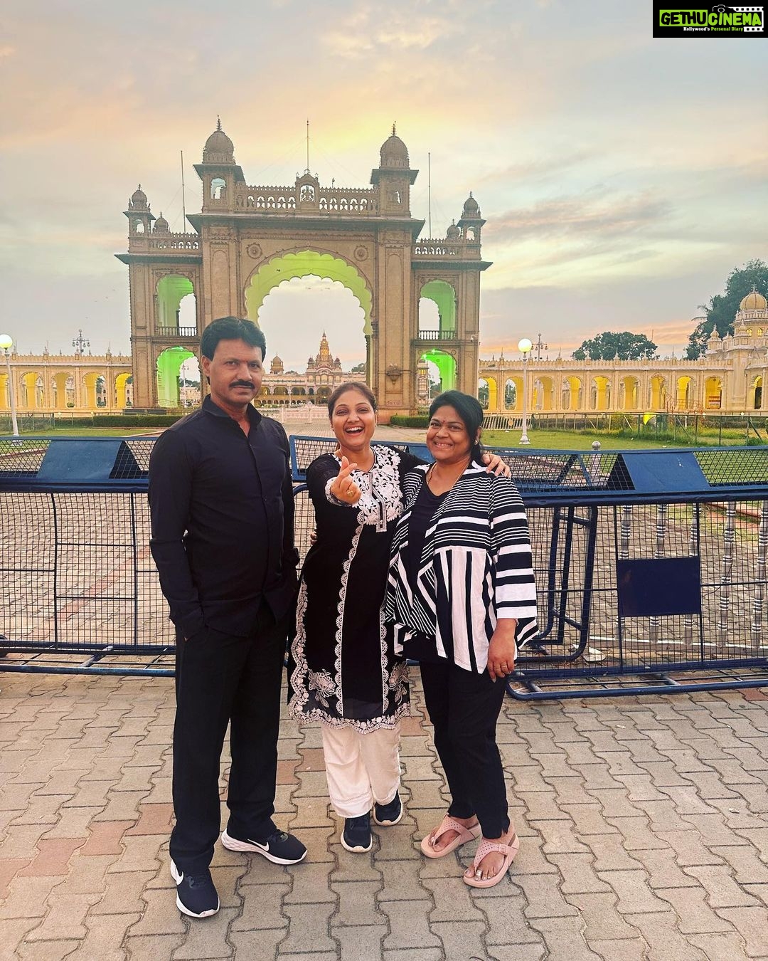 Priyanka Nalkari Instagram - #mysore #bangalore #india #chamundeshwaritemple #familytime #friends #vacationmode #peace #wifegoals #actresslife #instagram #instadaily #mysorepalace #sandmuseum