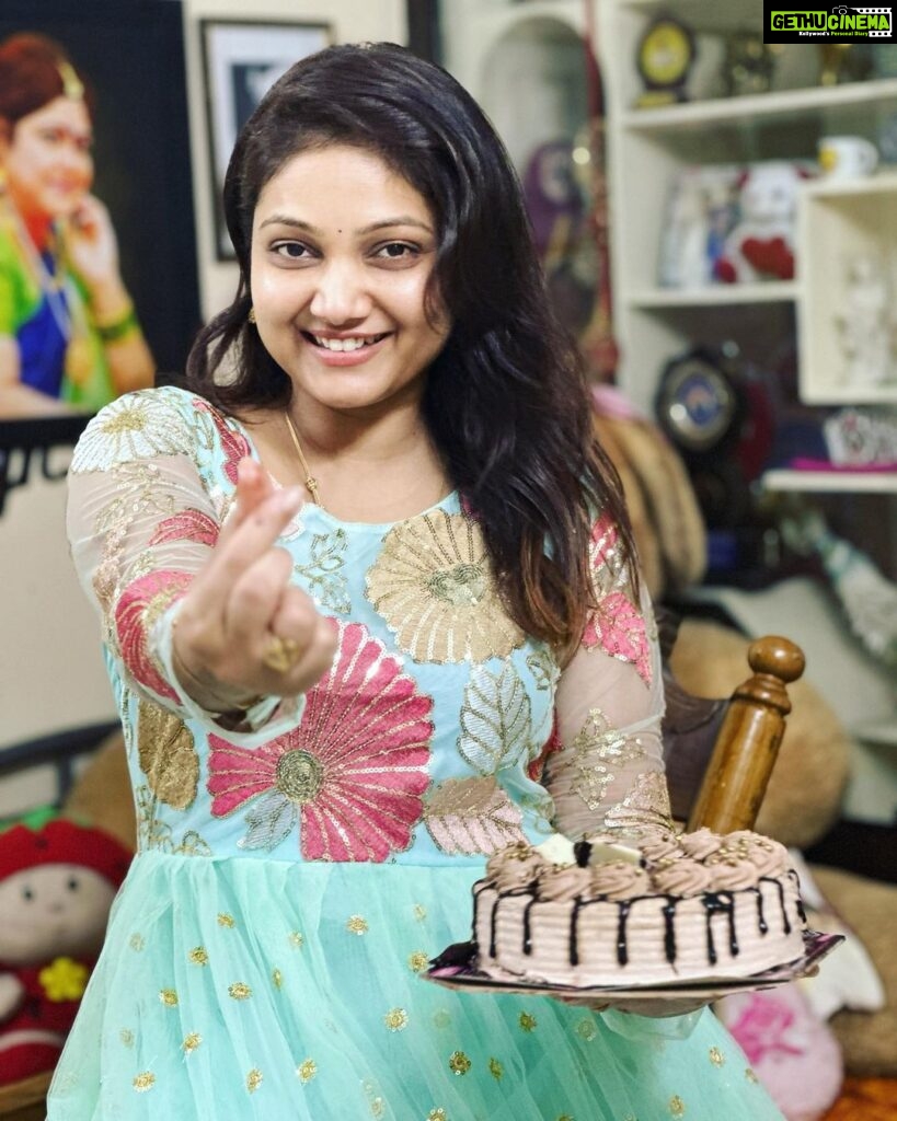 Priyanka Nalkari Instagram - #2ndmonthweddinganniversary #sursprisecake #hyderabad #wifegoals #newoutfit #chocolatecake #actresslife #nalkaripriyanka #seetha #roja #instagram Lovely gown @rani_fashions999 😘