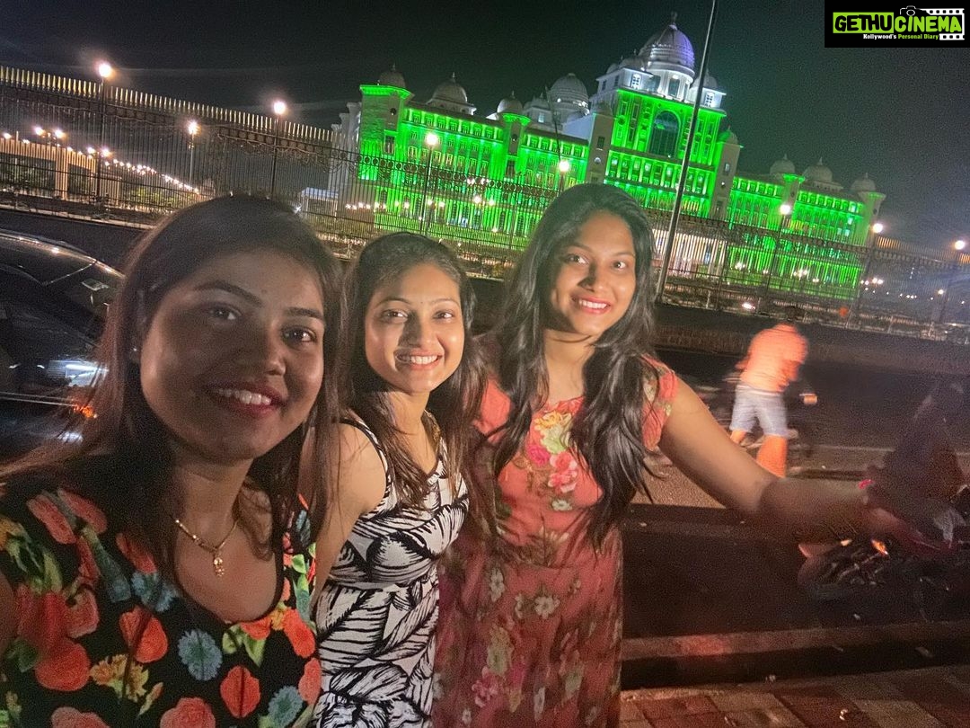 Priyanka Nalkari Instagram - #allaboutlastnight #specialday #midnights #sisters #friends #tankbund #ussainsagar #latenights #telangana secretariat #2ndmonthweddinganniversary #wifeygoals # Tankbund