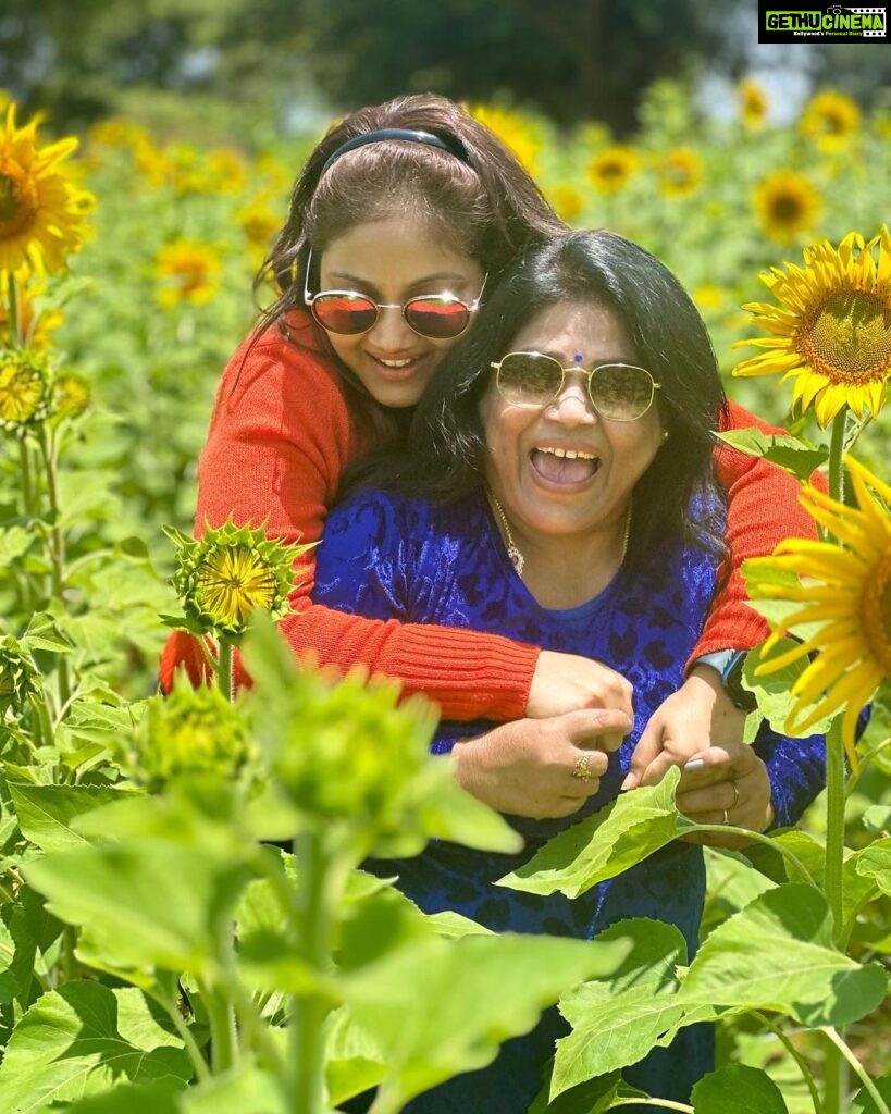 Priyanka Nalkari Instagram - #sunflowers #farm #mysore #vacationmode #family #friends #holiday #mandatorypics #naturelovers #orangetop #instagood #instadaily #instalike #instagram Mysore, Karnataka