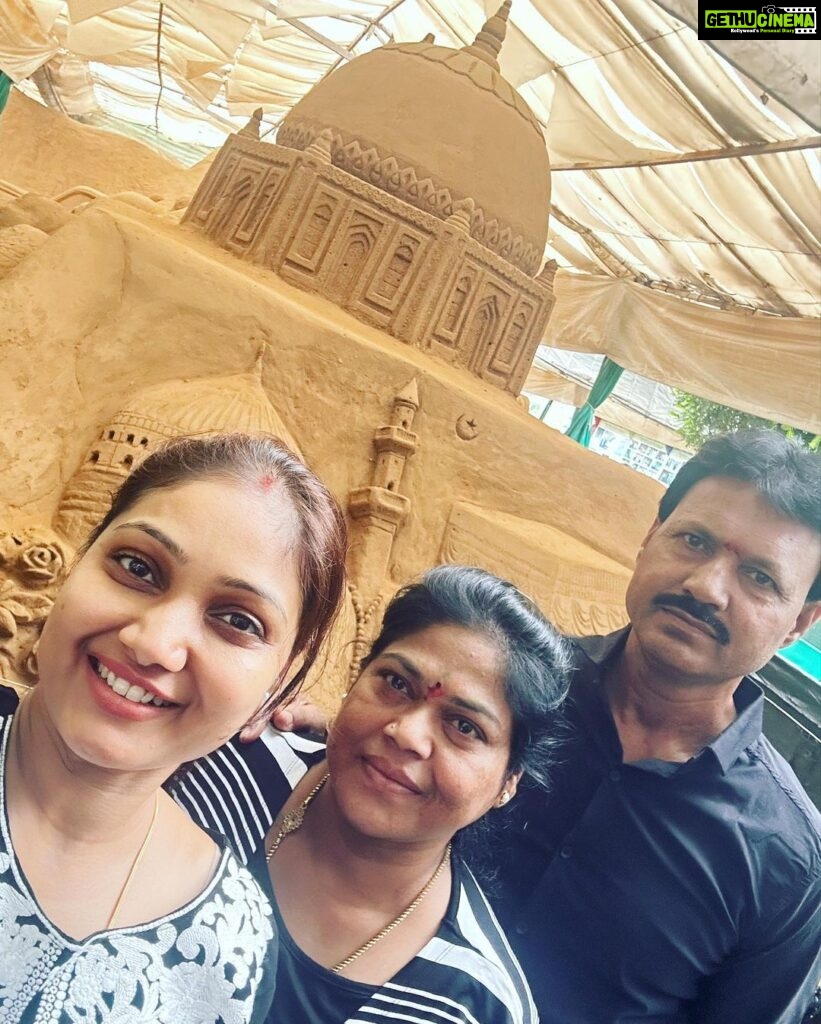 Priyanka Nalkari Instagram - #mysore #bangalore #india #chamundeshwaritemple #familytime #friends #vacationmode #peace #wifegoals #actresslife #instagram #instadaily #mysorepalace #sandmuseum