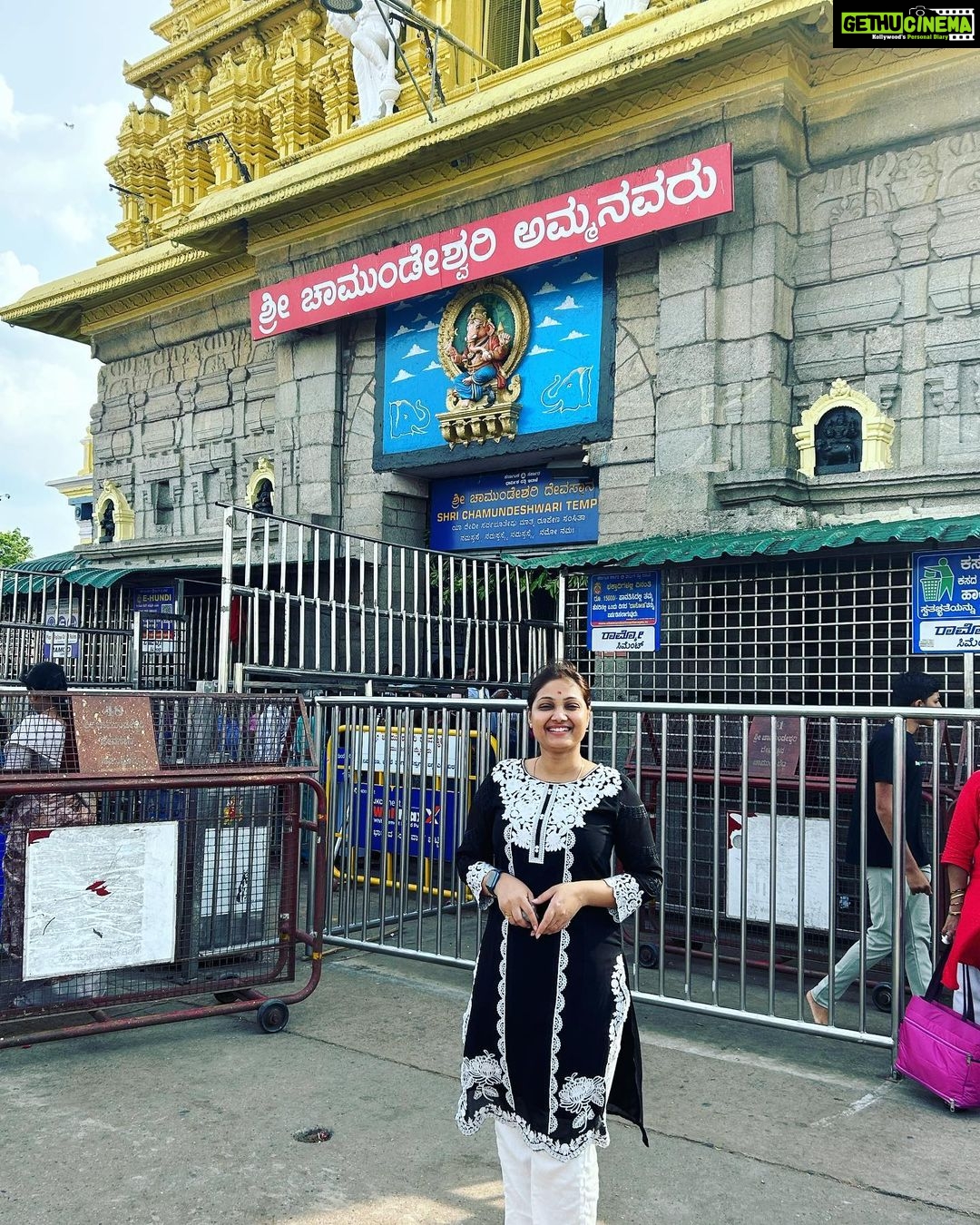 Priyanka Nalkari Instagram - #mysore #bangalore #india #chamundeshwaritemple #familytime #friends #vacationmode #peace #wifegoals #actresslife #instagram #instadaily #mysorepalace #sandmuseum