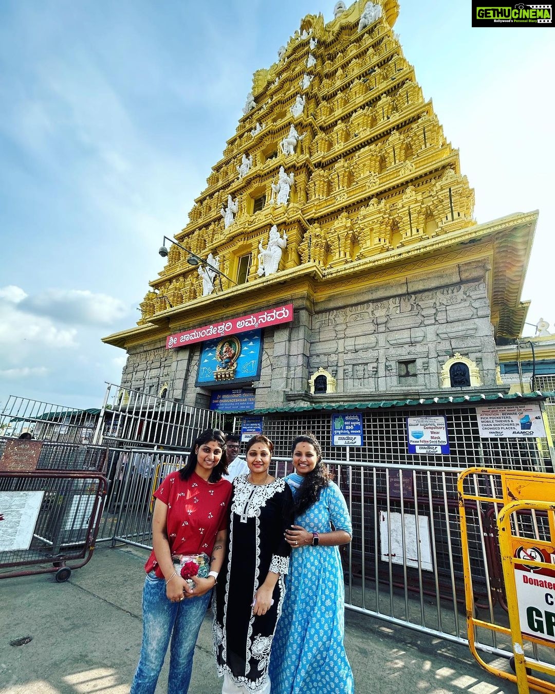 Priyanka Nalkari Instagram - #mysore #bangalore #india #chamundeshwaritemple #familytime #friends #vacationmode #peace #wifegoals #actresslife #instagram #instadaily #mysorepalace #sandmuseum