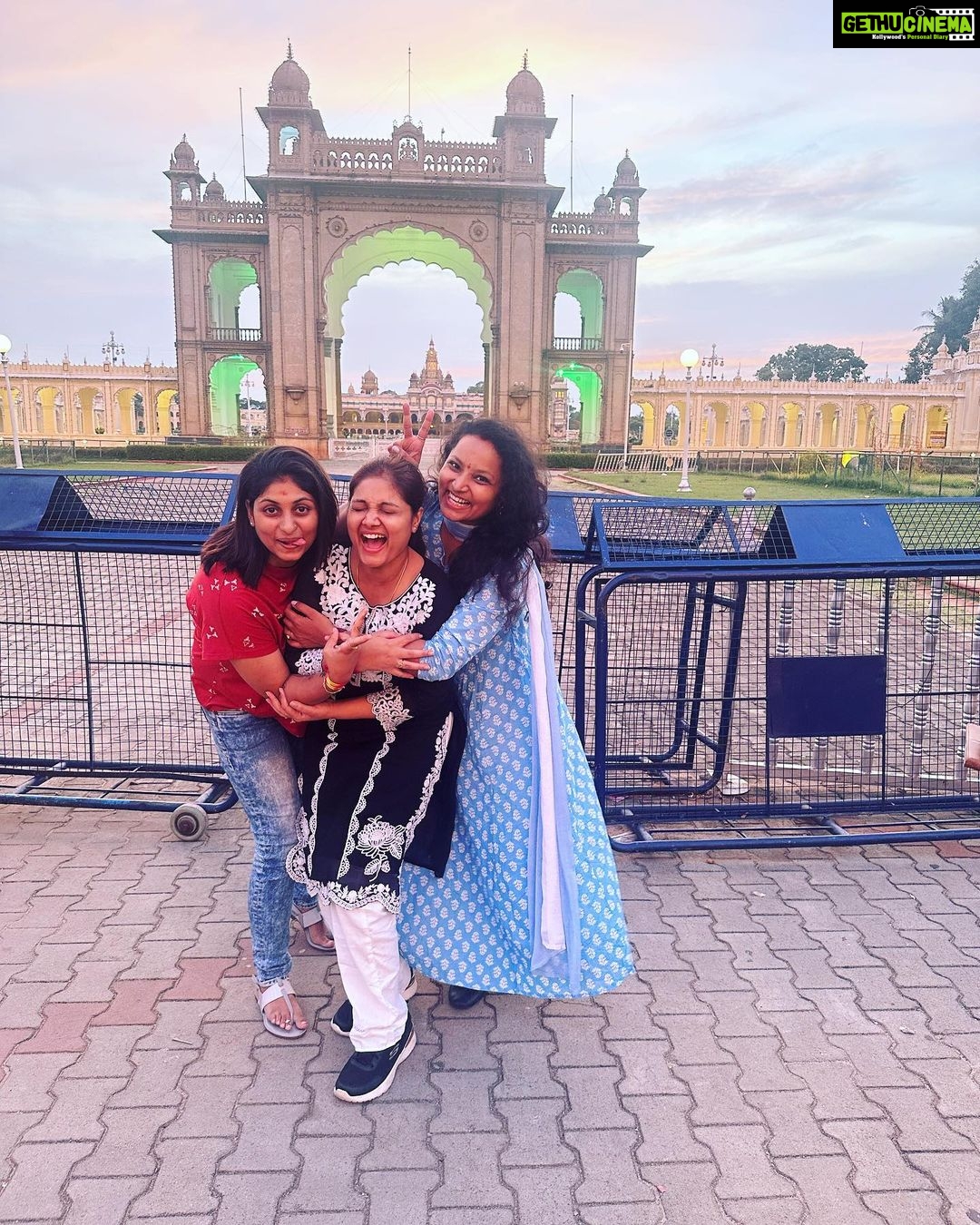 Priyanka Nalkari Instagram - #mysore #bangalore #india #chamundeshwaritemple #familytime #friends #vacationmode #peace #wifegoals #actresslife #instagram #instadaily #mysorepalace #sandmuseum