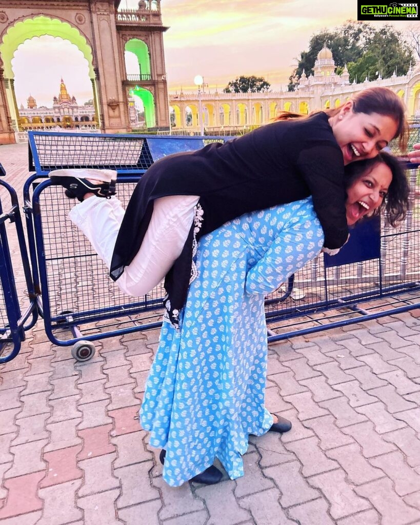 Priyanka Nalkari Instagram - #mysore #bangalore #india #chamundeshwaritemple #familytime #friends #vacationmode #peace #wifegoals #actresslife #instagram #instadaily #mysorepalace #sandmuseum