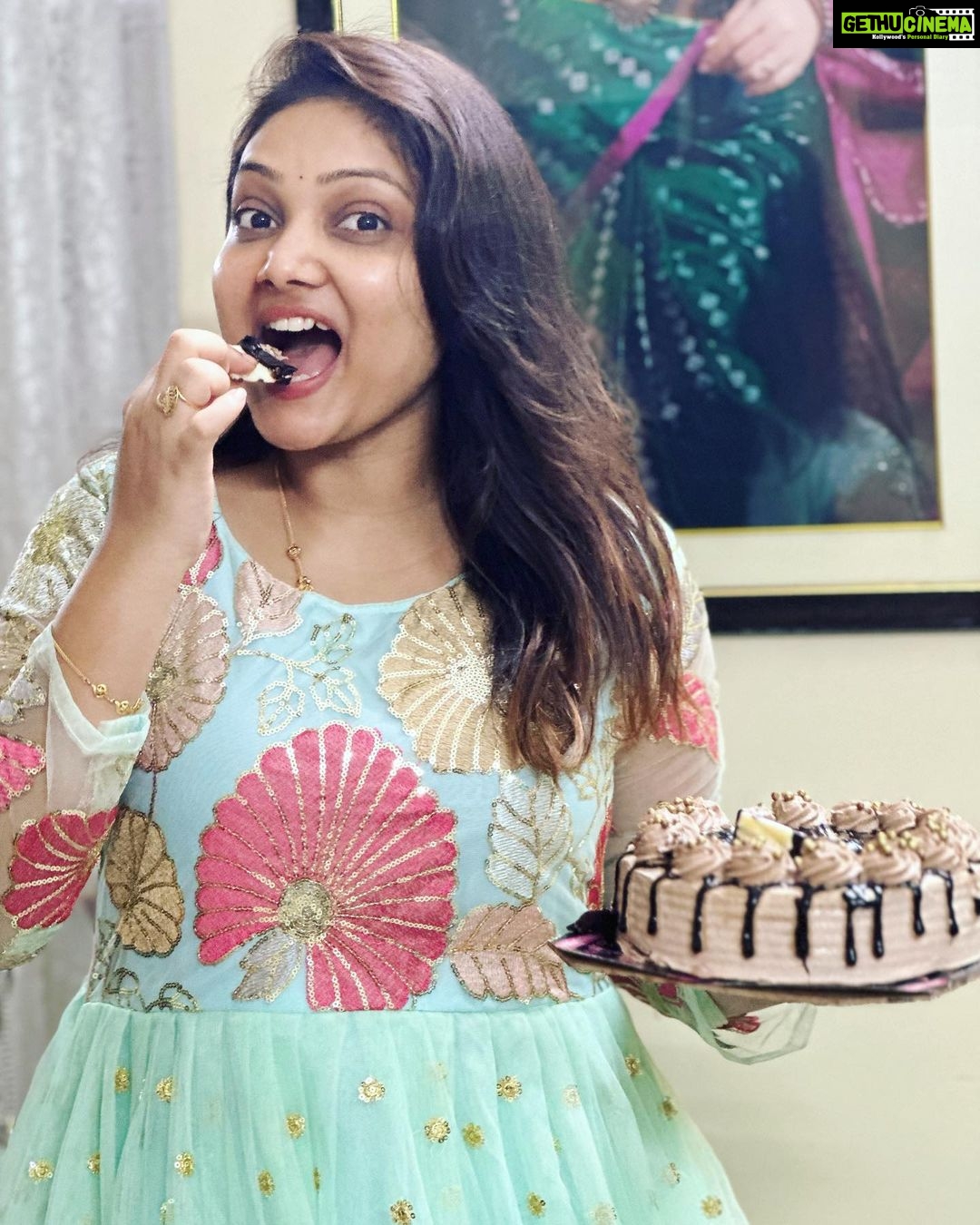 Priyanka Nalkari Instagram - #2ndmonthweddinganniversary #sursprisecake #hyderabad #wifegoals #newoutfit #chocolatecake #actresslife #nalkaripriyanka #seetha #roja #instagram Lovely gown @rani_fashions999 😘