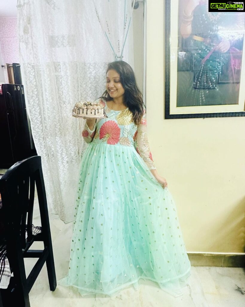 Priyanka Nalkari Instagram - #2ndmonthweddinganniversary #sursprisecake #hyderabad #wifegoals #newoutfit #chocolatecake #actresslife #nalkaripriyanka #seetha #roja #instagram Lovely gown @rani_fashions999 😘