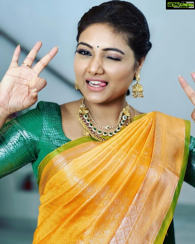 Priyanka Nalkari Instagram - #aftermarriage #1stadshoot #saree #poser #chennai #lovemyprofession #seetha #roja #priyankanalkari #happywife #married #instagram Jewellery @gold_copy1486 😍