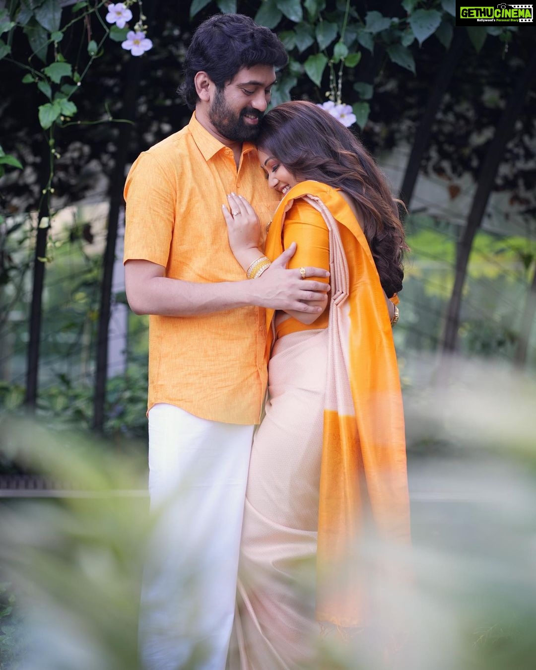 Priyanka Nalkari Instagram - #love #marriedlife #wifey #actresslife #twinning #coupleshoot #memorable #malaysia #kancheepuramsaree #ramrajcotton #insta #instagood #instagram #india #instamood Thankyou for awesome clicks @sriclicksinsta π