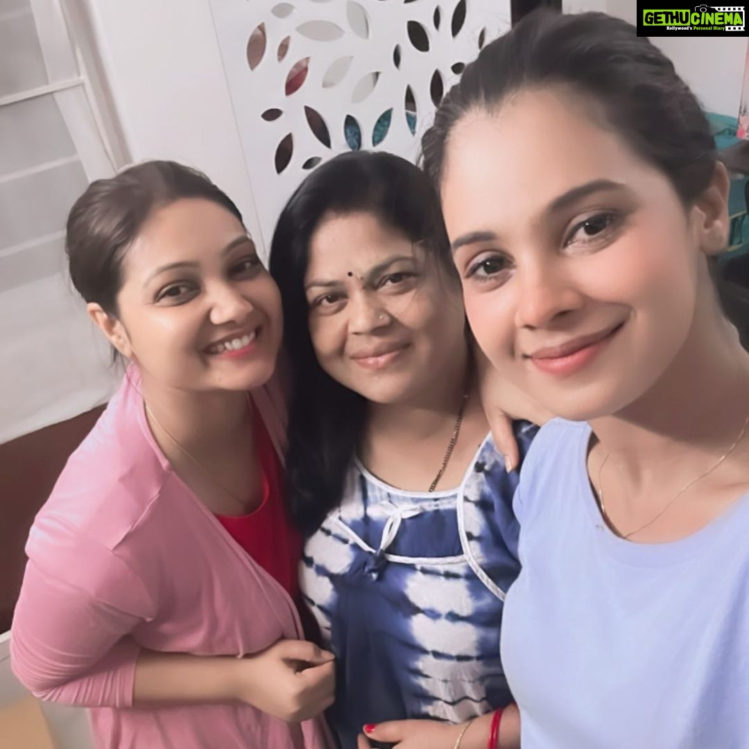 Priyanka Nalkari Instagram - #pictureperfect #anadharagamserial #heroine #friends #sweetmom #myflat #tiredface #chennai #goodnight