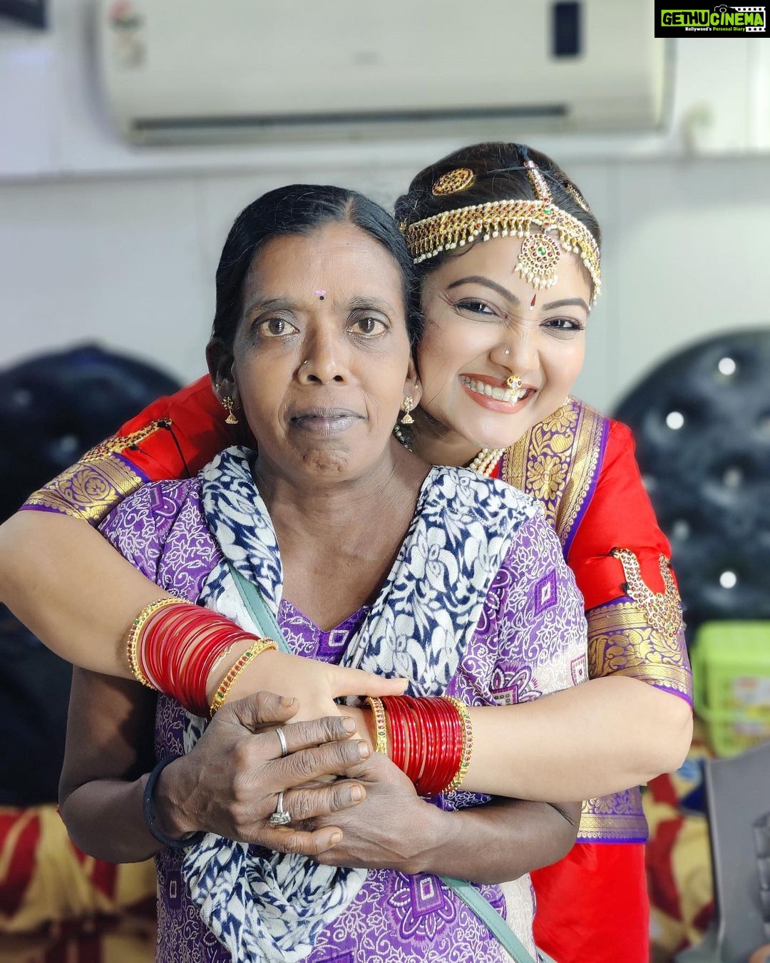 Priyanka Nalkari Instagram - #myassistantprabha #likesister #sweetlady #caring #supporting #hardworking #missuprabha #5years Ars Garden Studio Bus Stop