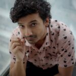 Priyanshu Painyuli Instagram - Har monsoon mere dil me khayal aata hain…. Sorry bhool gaya. 📸 @jaiminacharya03 HMU @sanjibmajumder #chaplinfan #photoshoot