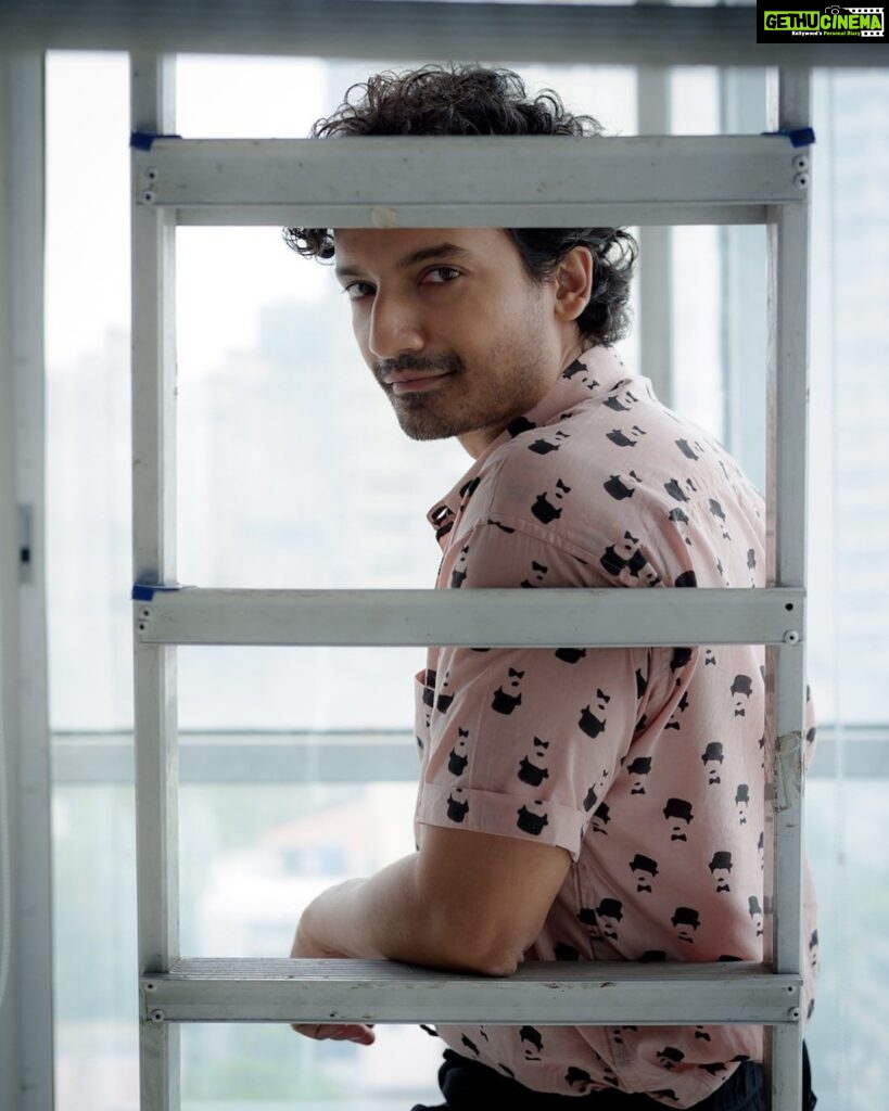 Priyanshu Painyuli Instagram - How do you make a staircase laugh? #monsoonriddle No. 4 😊 Pic by @jaiminacharya03 HMU @sanjibmajumder #photoshoot #chaplinfan #chaplinshirt