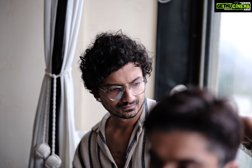 Priyanshu Painyuli Instagram - Thinking , Hydrating and Smiling with your special ones is very important for life 😊 missing in action is the one behind the camera clicking these beautiful pictures @ishaankhatter.