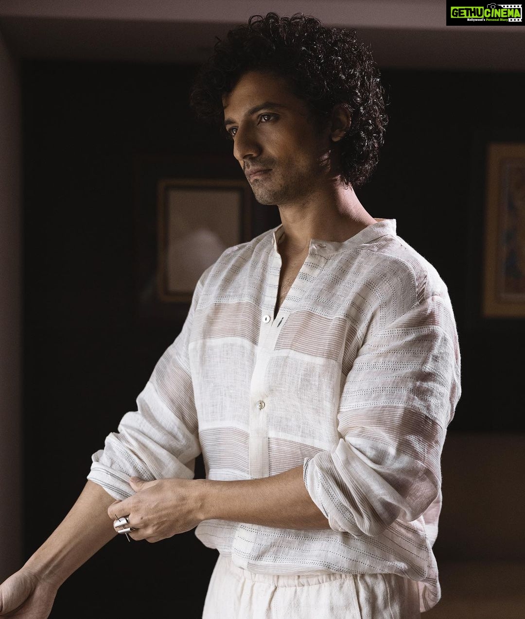 Priyanshu Painyuli Instagram - Only his music for his show’s promotions. The Master of all @vishalrbhardwaj ❤️ #charliechopraandthemysteryofsolangvalley coming to you soon on 27th @sonylivindia. HMU: @mansimao Styling: @pyumishra Look @urvashikaur Shoes @jeetinder_sandhu Shot by @rohanharnal Managed by @anandd___menon