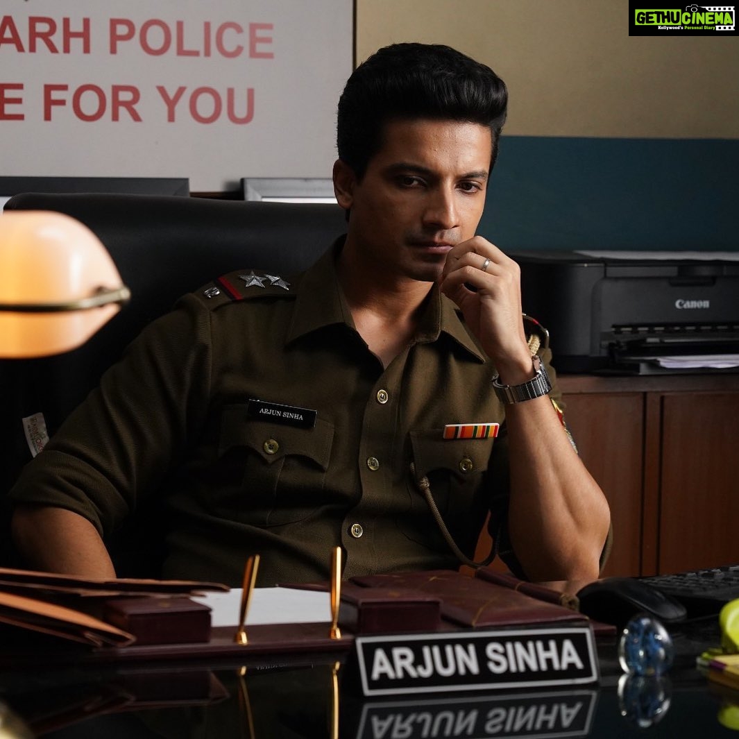Priyanshu Painyuli Instagram - Arjun Sinha’s release day look. It’s out there for you all to watch and enjoy. DM me n tell me about your experience after you watch it. Waiting to hear from you guys. 😊🤗 #uturn only on @zee5 #filmrelease #bollywood #thriller #zee5 #ott #cop