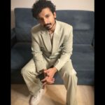 Priyanshu Painyuli Instagram - Looking for clues before the screening of our film #uturn last night. It’s out tomorrow 28th April only on @zee5. Watch it before somebody reveals the truth and spoils it for you. 👮🏽‍♂️😁 HMU by - @nidhee.kapoor Styled by- @dipteeagarwal Assisted by- @neha.khub @anjaliriri #uturnfilm #zee5film #bollywood #actor