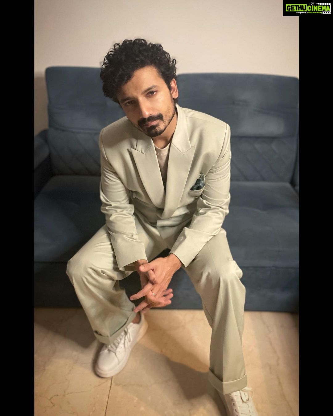 Priyanshu Painyuli Instagram - Looking for clues before the screening of our film #uturn last night. It’s out tomorrow 28th April only on @zee5. Watch it before somebody reveals the truth and spoils it for you. 👮🏽♂️😁 HMU by - @nidhee.kapoor Styled by- @dipteeagarwal Assisted by- @neha.khub @anjaliriri #uturnfilm #zee5film #bollywood #actor