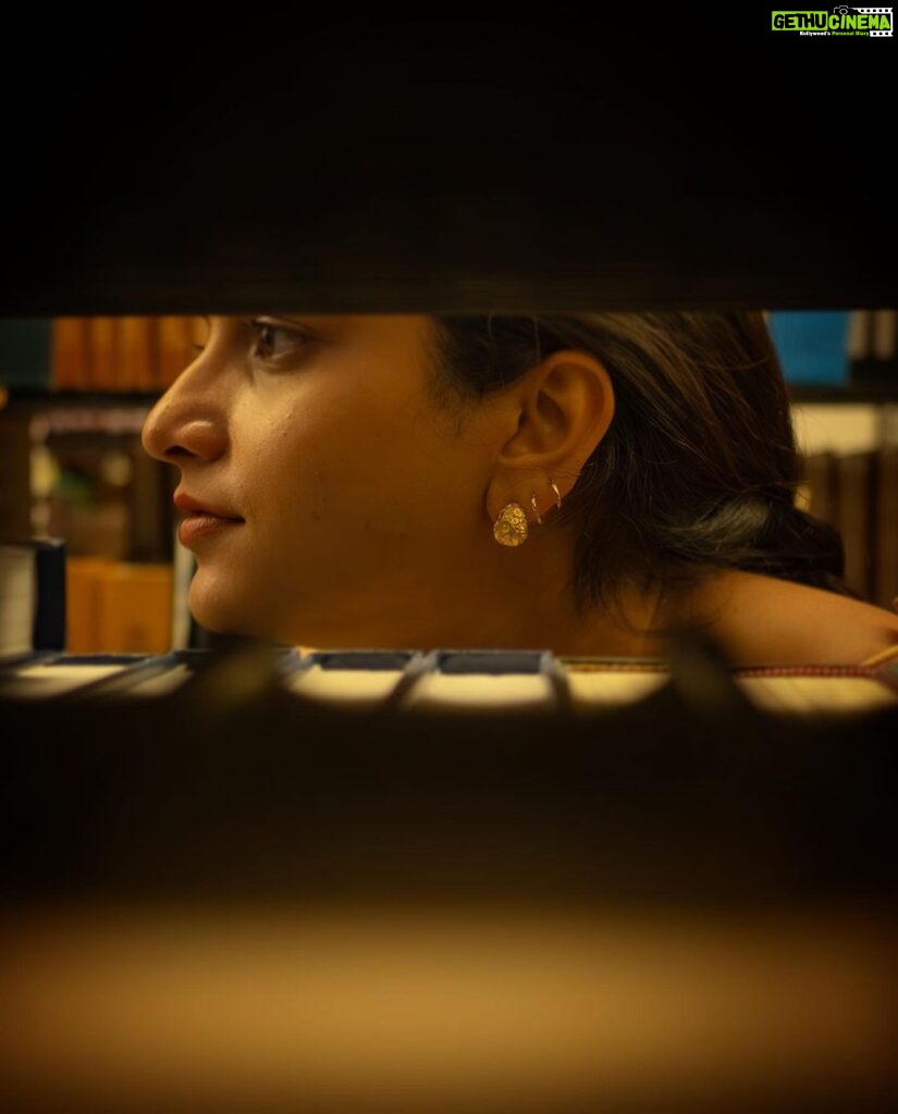 Punarnavi Bhupalam Instagram - Being visible as a woman, I have experienced imposter syndrome in many aspects of my life.  I was in my late teens when I ventured into the world of theatre and films. My curiosity to understand who I want to be has made me choose a not-so-linear path. As far as I can recall, being a young girl on a film set has given me the platform to express my art through the portrayal of different characters, which was empowering, and something I will always cherish. It made me understand that being a performer is second nature to me.   As much as I want to acknowledge the glamour and glitz, the fame that comes with being in this field can rather look appealing. However, I’ve learnt that if one does not learn to practice self-reflection from time to time, it is easy to lose yourself in the noise. Growing up as a woman and an actor in the Telugu film industry, I’ve faced grave things such as casual sexism, misogyny, pay parity and stereotypical deception of the female body. Which in fact, has made me aware of the way I viewed my body for several years. I felt uncomfortable in my own skin. I disliked the way my breasts looked or how my hips are shaped. I sought external validation and I wanted to change everything about myself.   Nonetheless, I am taking a stance on changing the narrative by embracing my whole self. I am slowly starting to overcome my body dysmorphia by learning to accept my body for what it is. I feel good, safe and sexy being in my body. This enlightenment did not occur to me in a day but it is still a work in progress. I learnt Intellectualising my thoughts, emotions, and feelings has helped me to advocate better for myself. I have challenged my old beliefs about my body, and I have created a safe space for myself to explore my emotions. I use art, movement, music and theatre as self-expression to maintain my overall well-being.  I want to remind you that you are beyond the inherited narrative created around your potential. Love yourself and live your truth.  I appreciate the nudge @elppin has given me to share my body story through adorning these earrings which symbolise self-expression and empowerment. University of Michigan