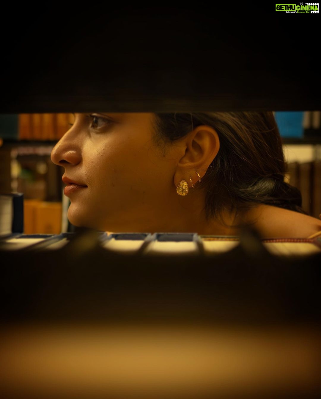 Punarnavi Bhupalam Instagram - Being visible as a woman, I have experienced imposter syndrome in many aspects of my life.
I was in my late teens when I ventured into the world of theatre and films. My curiosity to understand who I want to be has made me choose a not-so-linear path. As far as I can recall, being a young girl on a film set has given me the platform to express my art through the portrayal of different characters, which was empowering, and something I will always cherish. It made me understand that being a performer is second nature to me.
As much as I want to acknowledge the glamour and glitz, the fame that comes with being in this field can rather look appealing. However, I’ve learnt that if one does not learn to practice self-reflection from time to time, it is easy to lose yourself in the noise. Growing up as a woman and an actor in the Telugu film industry, I’ve faced grave things such as casual sexism, misogyny, pay parity and stereotypical deception of the female body. Which in fact, has made me aware of the way I viewed my body for several years. I felt uncomfortable in my own skin. I disliked the way my breasts looked or how my hips are shaped. I sought external validation and I wanted to change everything about myself.
Nonetheless, I am taking a stance on changing the narrative by embracing my whole self. I am slowly starting to overcome my body dysmorphia by learning to accept my body for what it is. I feel good, safe and sexy being in my body. This enlightenment did not occur to me in a day but it is still a work in progress. I learnt Intellectualising my thoughts, emotions, and feelings has helped me to advocate better for myself. I have challenged my old beliefs about my body, and I have created a safe space for myself to explore my emotions. I use art, movement, music and theatre as self-expression to maintain my overall well-being.
I want to remind you that you are beyond the inherited narrative created around your potential. Love yourself and live your truth.
I appreciate the nudge @elppin has given me to share my body story through adorning these earrings which symbolise self-expression and empowerment. University of Michigan