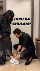 Punit Pathak Instagram - JORU KA GHULAM ya PATI NO. 1 ???
.
@nidhimoonysingh 
.
#husband #wife #fun #love #pyaar #friendship #couplegoals #psenitak #instareels #trendingreels
