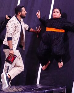 Punit Pathak Instagram - Caption this… only funny ones allowed! 
.
.
@bharti.laughterqueen 
.
.
#entertainmentkiraathousefull #fun #masti #brother #sister #bond