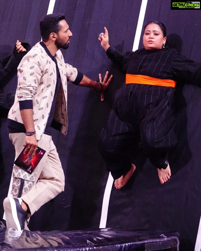Punit Pathak Instagram - Caption this… only funny ones allowed! . . @bharti.laughterqueen . . #entertainmentkiraathousefull #fun #masti #brother #sister #bond