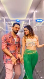 Punit Pathak Instagram - Shooting ke time thodi reel bhi jaruri hai @punitjpathakofficial #archanagautam #punitjpathak