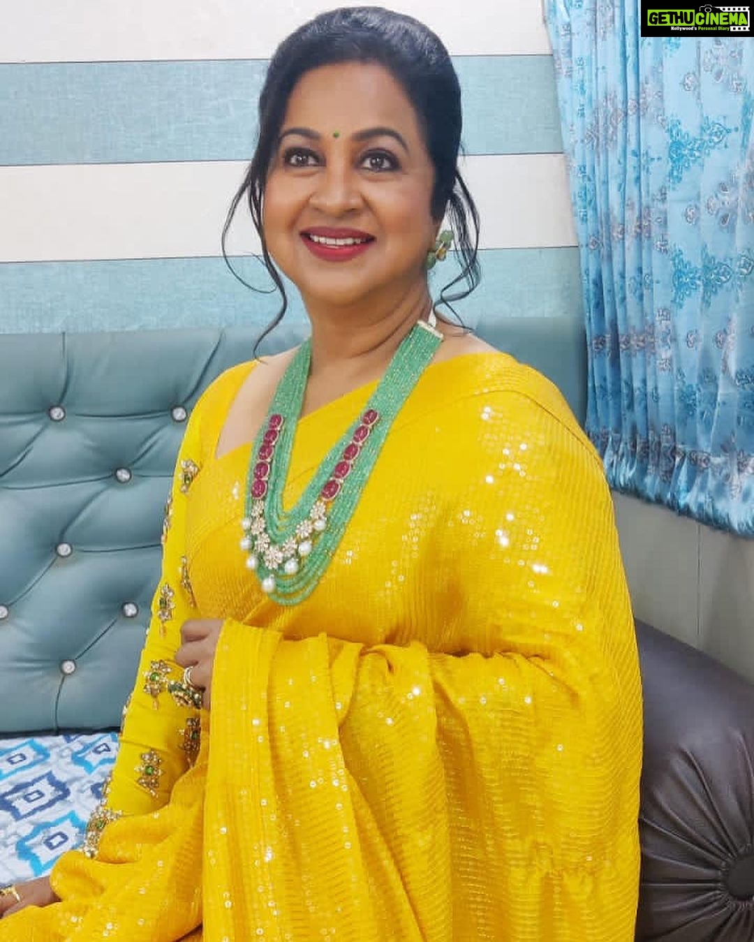 Raadhika Sarathkumar Instagram - Wanted to feel like sunshine , Thks to @geetu_sang @vijaytelevision #kadanayaki ❤️❤️❤️