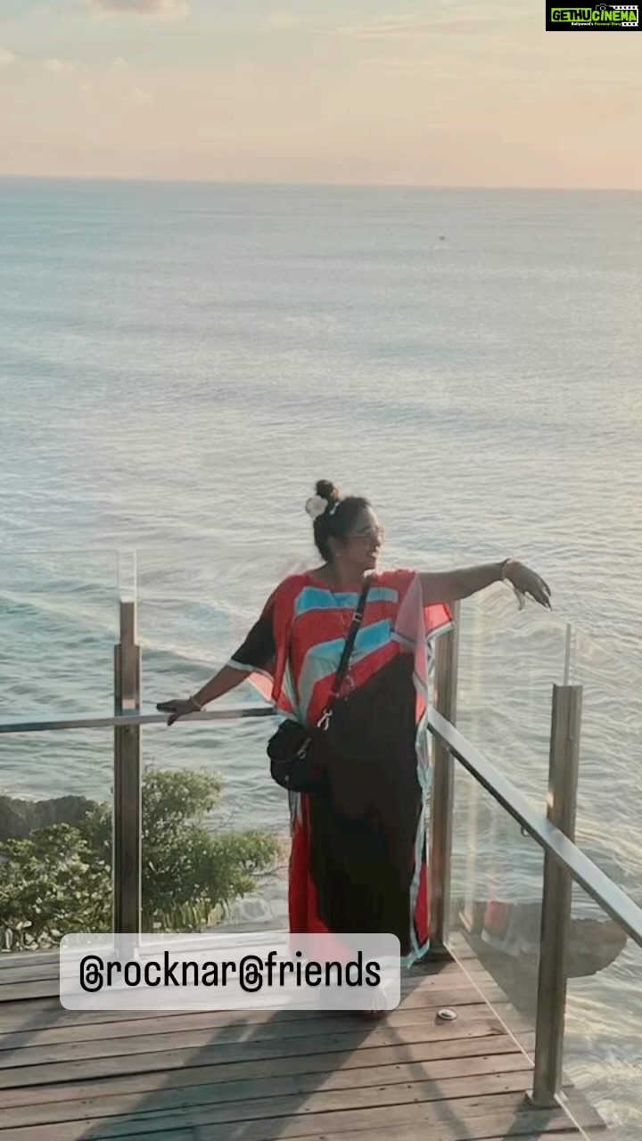 Raadhika Sarathkumar Instagram - Most beautiful evening watching the sunset and enjoying the beauty of #life . @mahalikeme @rathinilakantan @rockbarbali