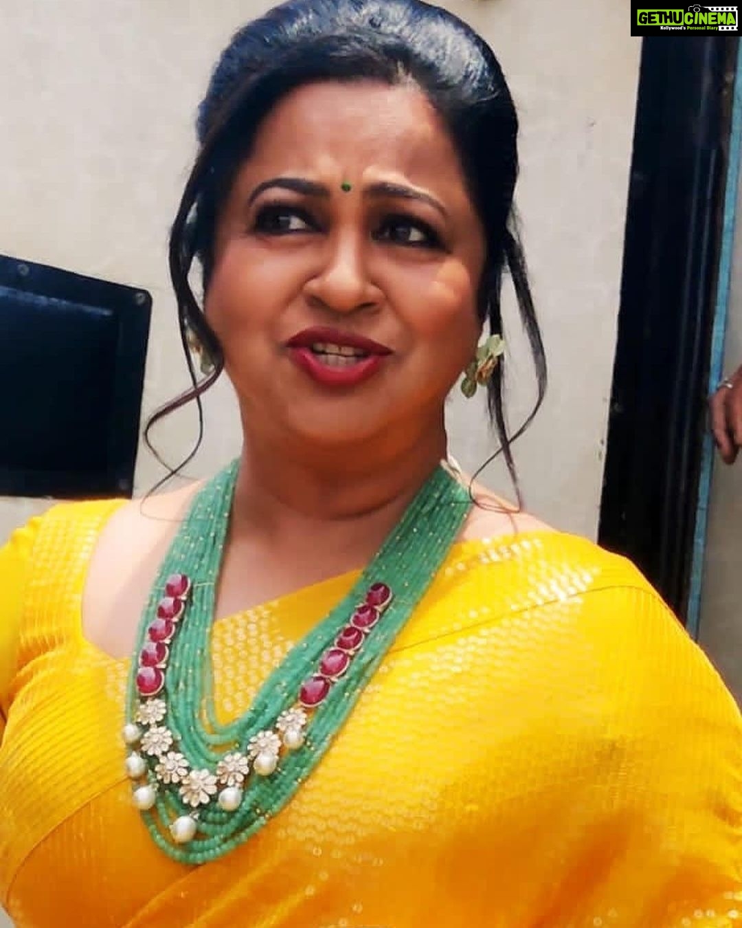 Raadhika Sarathkumar Instagram - Wanted to feel like sunshine , Thks to @geetu_sang @vijaytelevision #kadanayaki ❤️❤️❤️