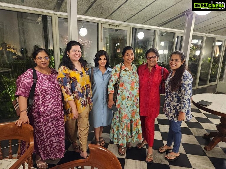Raadhika Sarathkumar Instagram - Thankful for happy times with friends and family always @rayanemithun @sripriyarajkumar @mahalikeme @mallikakandasamy @kala_kandasamy #sneharajkumar ❤️❤️❤️❤️