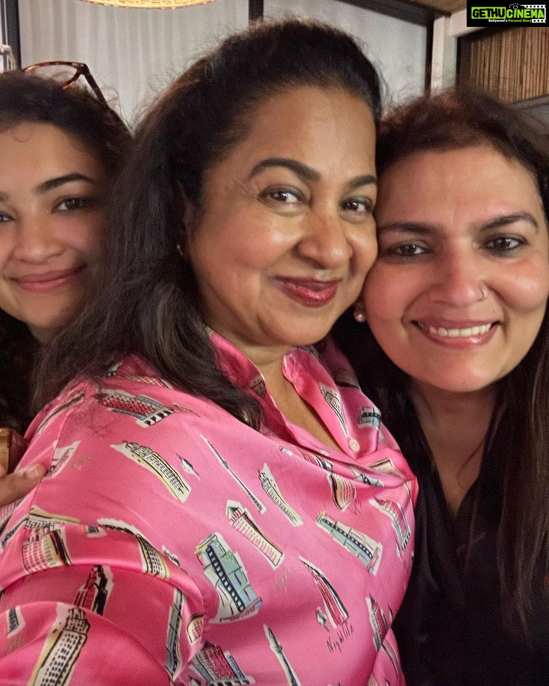Raadhika Sarathkumar Instagram - One and only ❤️❤️❤️❤️ @mohanlal and family, riot of a evening ❤️😃😃😃