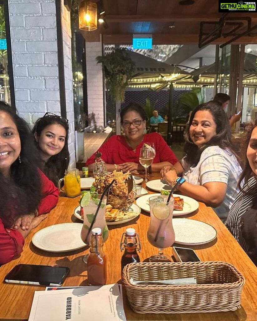 Raadhika Sarathkumar Instagram - One and only ❤️❤️❤️❤️ @mohanlal and family, riot of a evening ❤️😃😃😃