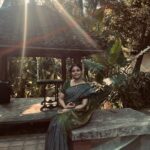 Rachana Narayanankutty Instagram - Conventional Customary! Black n white to color 😊 #rachananarayanankutty #tanjavur #swamimalai #route INDeco Hotels, Swamimalai