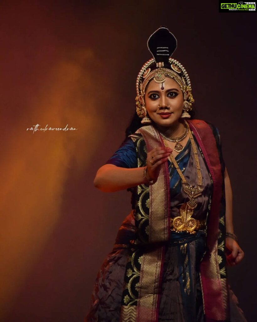 Rachana Narayanankutty Instagram - "Vruthasura the demon of drought" A Character enacted with perfection by @rachananarayanankutty from her production programme Monsoon anuraga ✨ #monsoonanuraga#classicaldance#classicaldancer#rythm#music#love#passion#stageperfomance#kerala#godsowncountry#thrissur#rachananarayanankutty