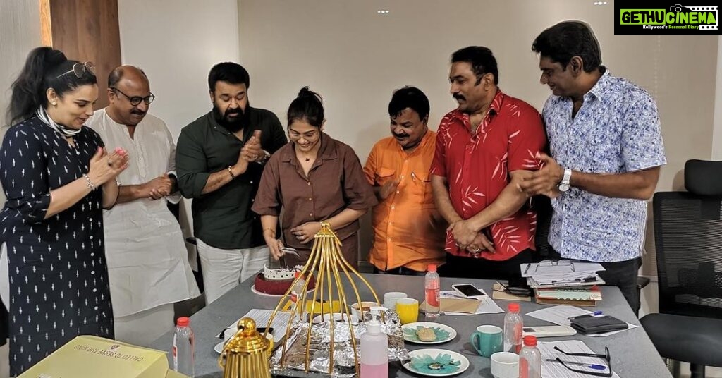 Rachana Narayanankutty Instagram - And that’s how we celebrated my pirannal (star birthday) . Thank you Laletta @mohanlal for the love, prayers and blessings 🙏🏼 Thank you dear Siddique ikka, Babu chettanmaar, Sudheer etta and Shwetha chechi @shwetha_menon for your love 💝 and those crazy laughter after the EC!!!🤣🤣Thanks to all of you who wished me good luck, health and happiness . I am much much thankful! Happiest forties start here! #rachananarayanankutty #starbirthday #mohanlal #siddique #edavelababu #baburaj #sudheerkaramana #shwethamenon