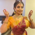 Rachana Narayanankutty Instagram - When you are completely ready for the performance and your close friend @devichandana82 clicks the pictures for you 🧡🙏🏼 MUA @amal_ajithkumar support @aju_popz______ #dancer #classical #artistlife #rachananarayanankutty Cochin, Kerala