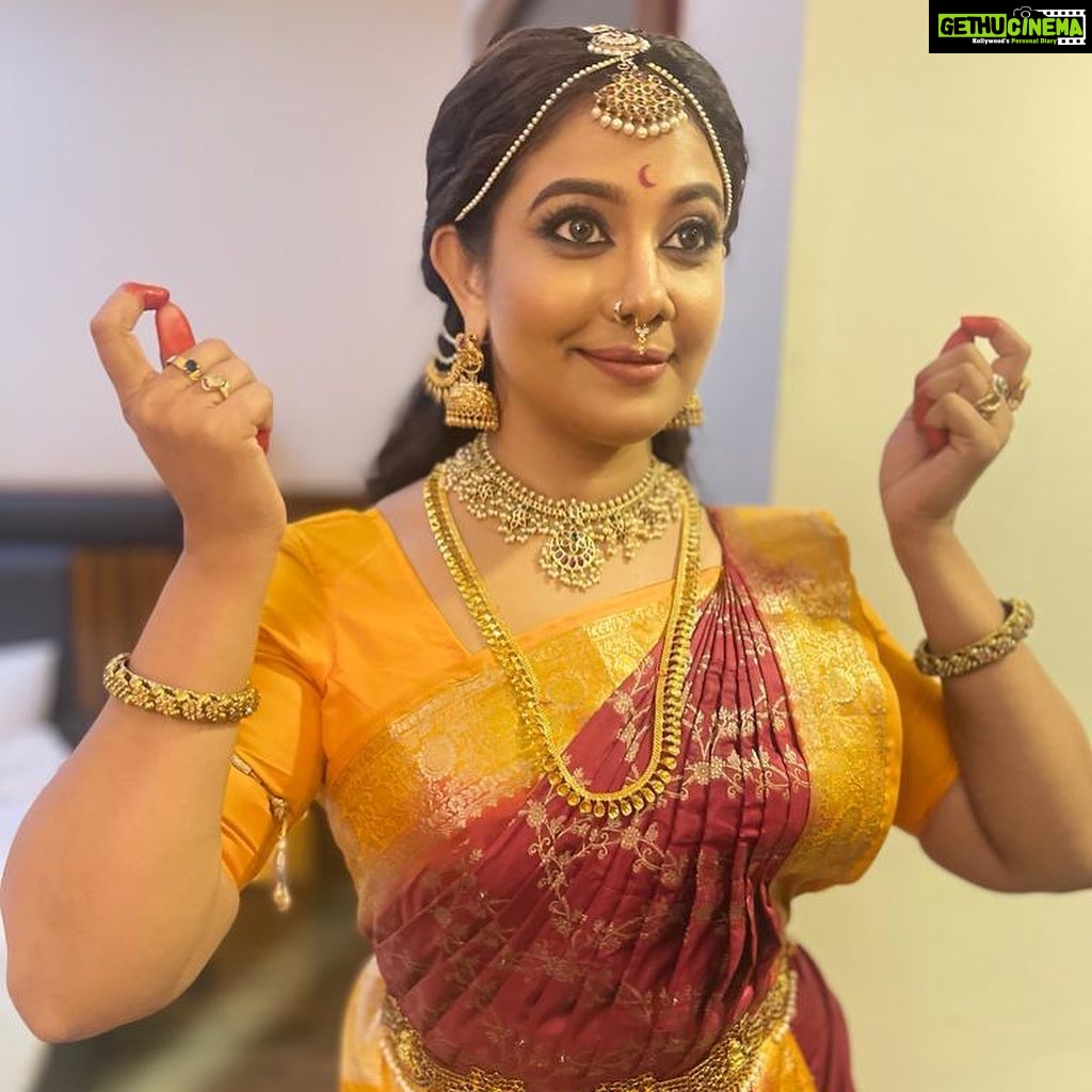 Rachana Narayanankutty Instagram - When you are completely ready for the performance and your close friend @devichandana82 clicks the pictures for you 🧡🙏🏼 MUA @amal_ajithkumar support @aju_popz______ #dancer #classical #artistlife #rachananarayanankutty Cochin, Kerala