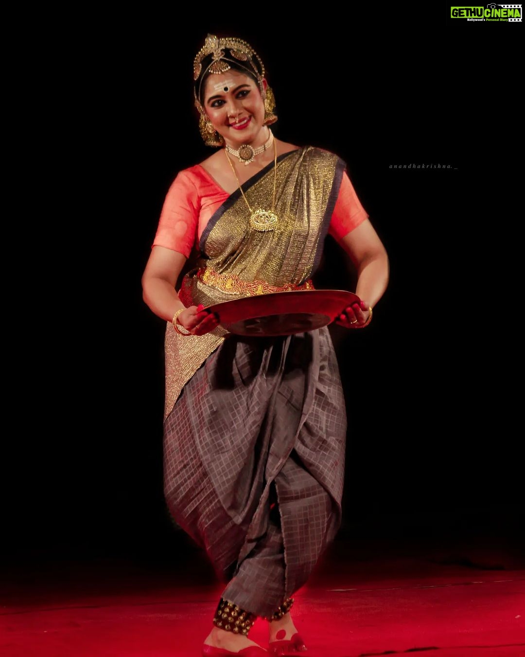 Rachana Narayanankutty Instagram - π»ππ πππππ ππ ππππππππ
π β¨ .@rachananarayanankutty .@srishtibyrachana . . . . . . . . . . . . . . . #anandhakrishna #dancer #dance #classicaldance #viralpost #gallery #insta #instagram #feel #love #magic #click #photography #photooftheday #create #postoftheday #contentcreator #creators Kottarakkara Padinjattinkara Mahadevar Kshethram