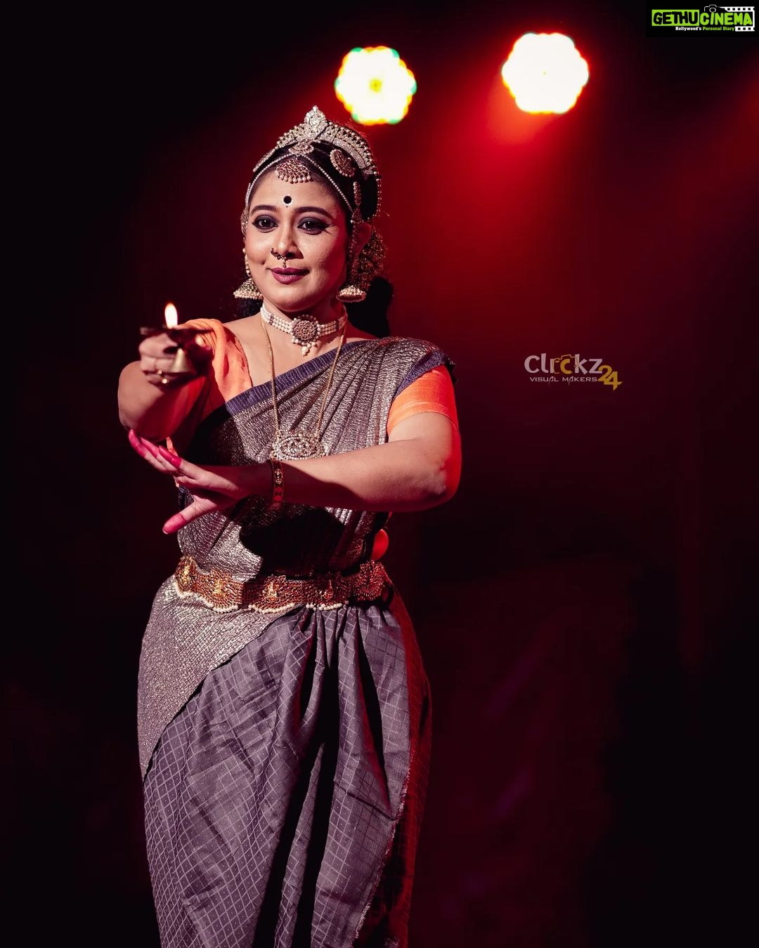 Rachana Narayanankutty Instagram - @rachananarayanankutty #dance #classical #classicaldance #dancereels #classicaldanceevents #classicaldancer #kerala #keralatourism #arts #artstagram #cine #cinema #filmphotography #film #filmcamera #photooftheday