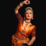 Rachana Narayanankutty Instagram - ഏറ്റുമാനൂർ മഹാദേവ ക്ഷേത്രത്തിലെ കൂച്ചിപൂടി കച്ചേരിക്ക് മുമ്പ് എന്റെ പ്രിയ ശിഷ്യരുടെയും എന്റേയും ചലനങ്ങളെ നിശ്ചല ചിത്രങ്ങൾ ആക്കി മനോഹരമായി പകർത്തിയതിന് @hareeshplamackal ന് ഒരുപാട് നന്ദി 🙏🏼 @pradeepsradha @sugithaps @saranyamuralii @sanchali_salil @srishtibyrachana @rachananarayanankutty മേക്കപ്പ് @vargheseantony_bridal_makeover @binojniran വസ്ത്രങ്ങൾ @enjoyfestas_dance_costumes #നർത്തകർ #നൃത്തം #കൂച്ചിപൂടി #സൃഷ്ടി