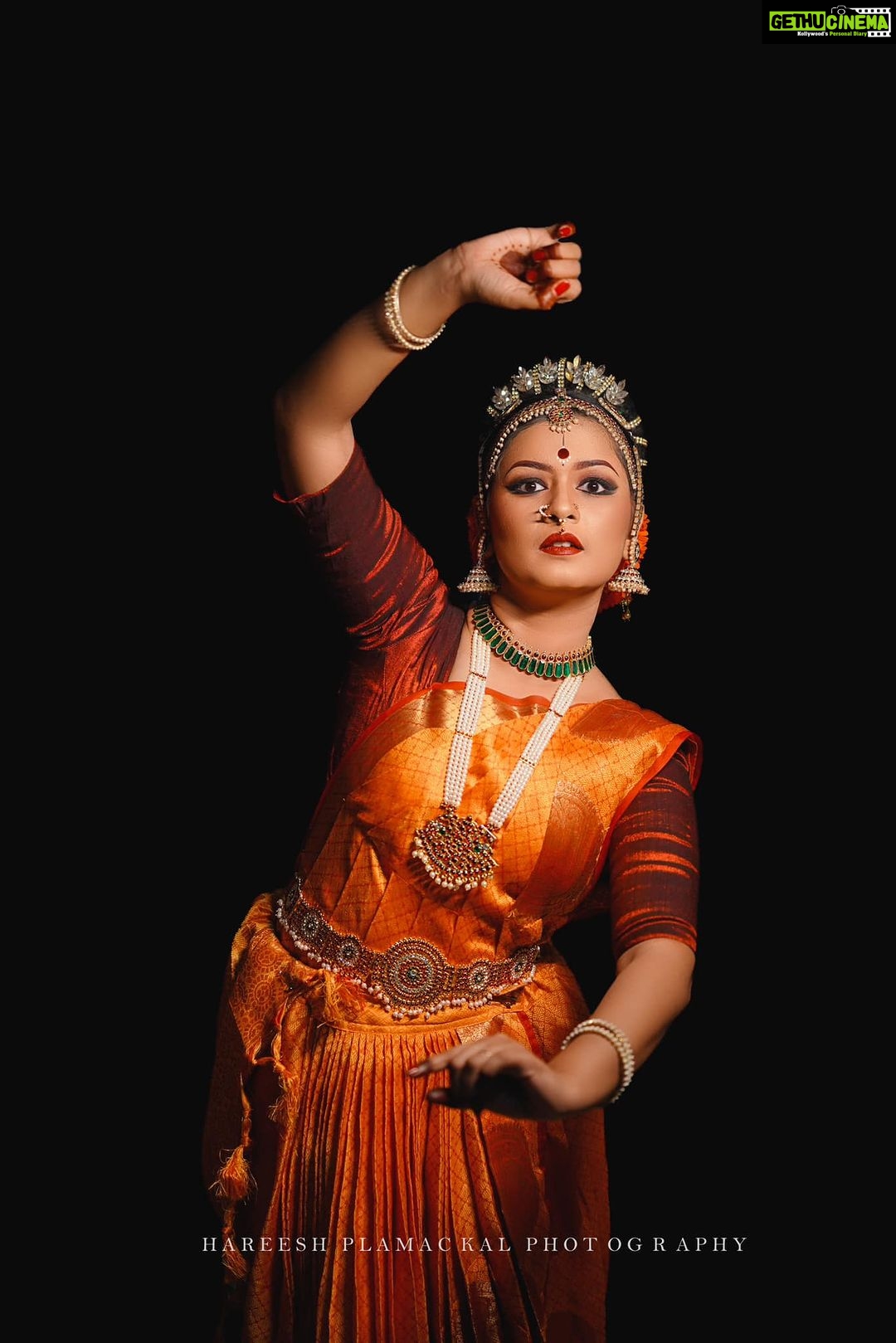 Rachana Narayanankutty Instagram - ഏറ്റുമാനൂർ മഹാദേവ ക്ഷേത്രത്തിലെ കൂച്ചിപൂടി കച്ചേരിക്ക് മുമ്പ് എന്റെ പ്രിയ ശിഷ്യരുടെയും എന്റേയും ചലനങ്ങളെ നിശ്ചല ചിത്രങ്ങൾ ആക്കി മനോഹരമായി പകർത്തിയതിന് @hareeshplamackal ന് ഒരുപാട് നന്ദി 🙏🏼 @pradeepsradha @sugithaps @saranyamuralii @sanchali_salil @srishtibyrachana @rachananarayanankutty മേക്കപ്പ് @vargheseantony_bridal_makeover @binojniran വസ്ത്രങ്ങൾ @enjoyfestas_dance_costumes #നർത്തകർ #നൃത്തം #കൂച്ചിപൂടി #സൃഷ്ടി