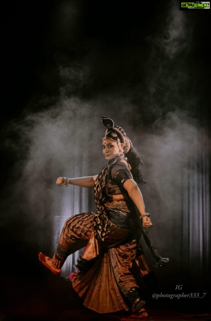 Rachana Narayanankutty Instagram - Vrithrasura… The first born Dragon! From Monsoon Anuraga 🤍🙏🏼 #rachananarayanankutty #kuchipudi #natyam #drama #thefirstborndragon PC @photographer333_7