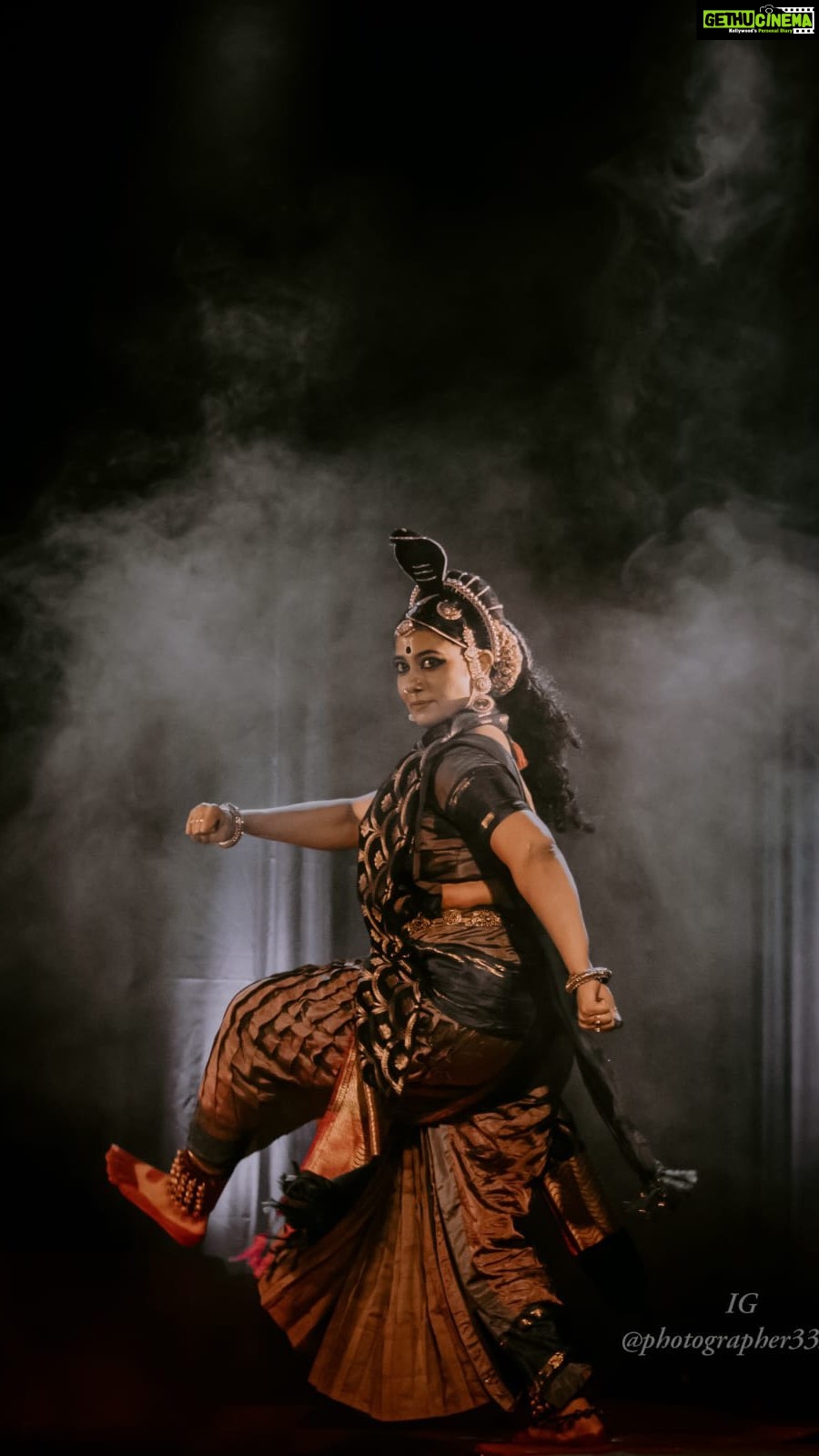 Rachana Narayanankutty Instagram - Vrithrasura… the first born Dragon!!! #rachananarayanankutty #drama #kuchipudi #kuchipudidrama #koochipoodi #pathrapravesham #characterentry PC by @photographer333_7 Sree Kuttiyankavu Bhagavathi Temple