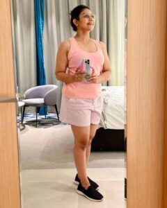 Rachana Narayanankutty Instagram - Nd…. Out of all those *mirror selfies* I loved the 5th and last ones more!!! Which one is your favourite 😉🤓😎 Thank you my cutie @valsan.aparna for this cool shorts 😎
#selflove #mirrorselfie #rachananarayanankutty #noone #nofacegod