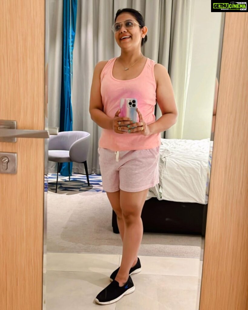 Rachana Narayanankutty Instagram - Nd…. Out of all those *mirror selfies* I loved the 5th and last ones more!!! Which one is your favourite 😉🤓😎 Thank you my cutie @valsan.aparna for this cool shorts 😎 #selflove #mirrorselfie #rachananarayanankutty #noone #nofacegod Flora Inn Hotel Dubai