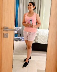 Rachana Narayanankutty Instagram - Nd…. Out of all those *mirror selfies* I loved the 5th and last ones more!!! Which one is your favourite 😉🤓😎 Thank you my cutie @valsan.aparna for this cool shorts 😎
#selflove #mirrorselfie #rachananarayanankutty #noone #nofacegod