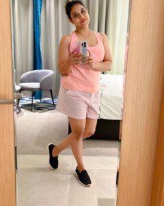 Rachana Narayanankutty Instagram - Nd…. Out of all those *mirror selfies* I loved the 5th and last ones more!!! Which one is your favourite 😉🤓😎 Thank you my cutie @valsan.aparna for this cool shorts 😎 #selflove #mirrorselfie #rachananarayanankutty #noone #nofacegod Flora Inn Hotel Dubai