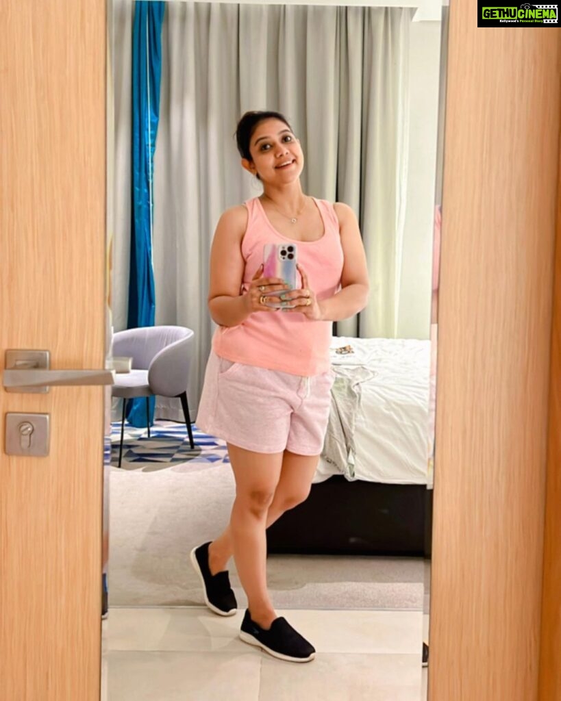 Rachana Narayanankutty Instagram - Nd…. Out of all those *mirror selfies* I loved the 5th and last ones more!!! Which one is your favourite 😉🤓😎 Thank you my cutie @valsan.aparna for this cool shorts 😎 #selflove #mirrorselfie #rachananarayanankutty #noone #nofacegod Flora Inn Hotel Dubai